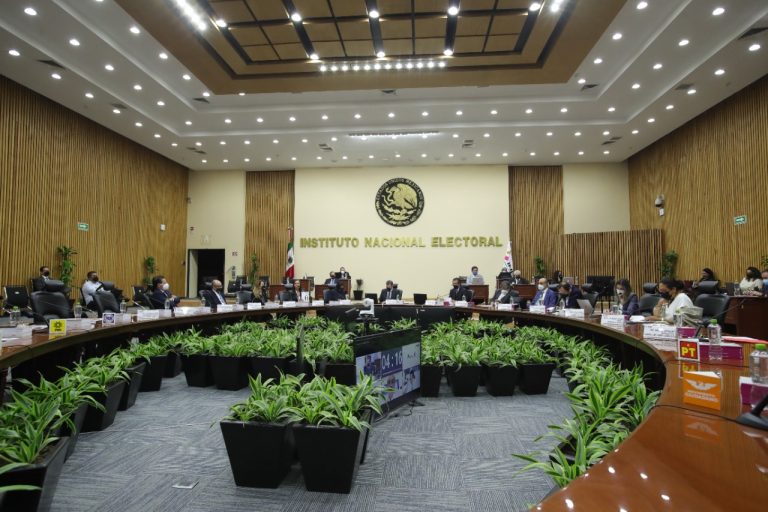 Desaparece AMLO al INE, OPLES y hasta regidores