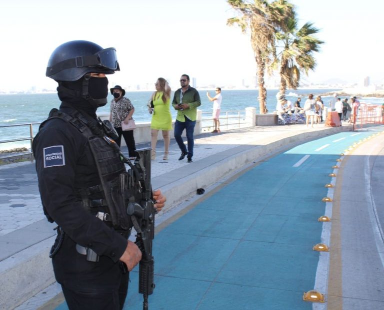Sin cubrebocas, ni certificado COVID en playas de Mazatlán
