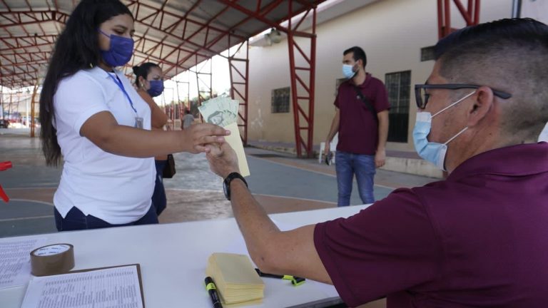 Anuncia Mazatlán 1,500 becas para jóvenes en pobreza