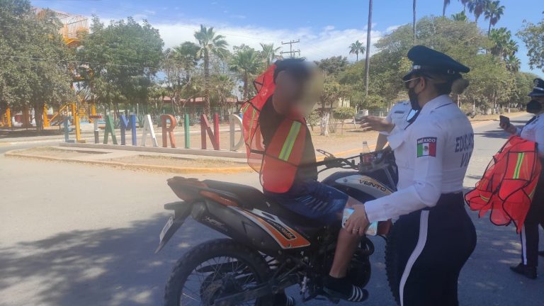 Regala Culiacán chalecos a motociclistas y ciclistas