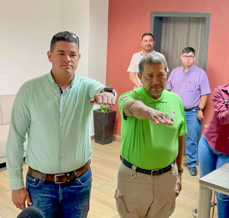 Confiere Ahome Protección Civil a un teniente naval