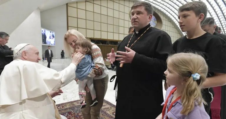 El Papa Francisco revela que el médico le prohíbe caminar