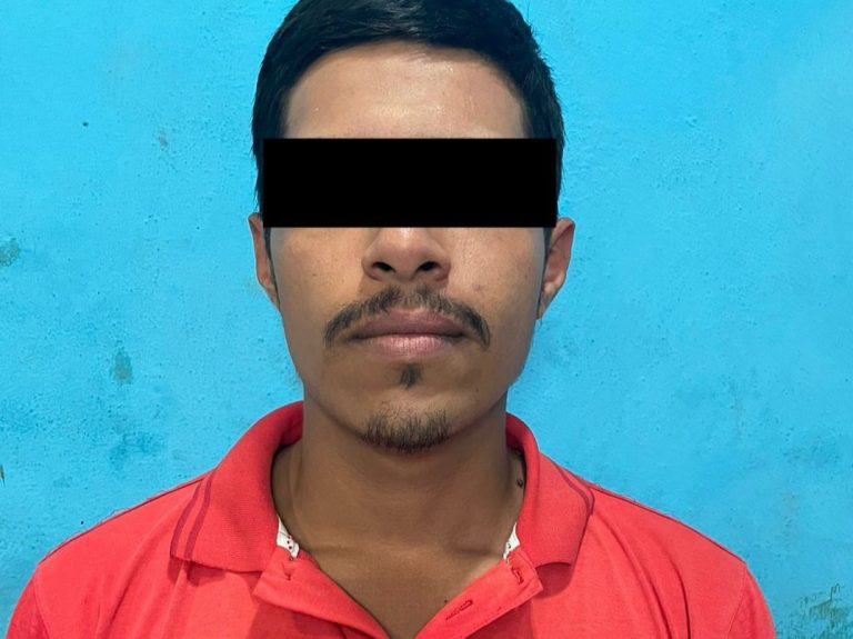 Le pegó a su esposa y llevaba a su hijo, lo arrestan