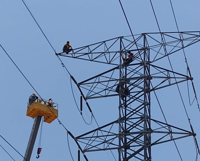 Rescatan a civil que subió a torre de energía eléctrica en Villa unión