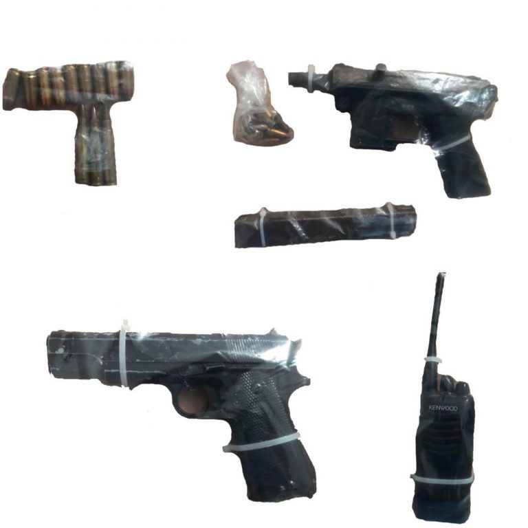 Arrestan a 2 con armas y cartuchos en plena calle