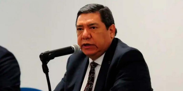 Renuncia Víctor Hernández por incidente aéreo en CDMX