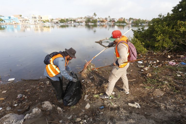 Reportan lleno estero El Infiernillo, pero de basura