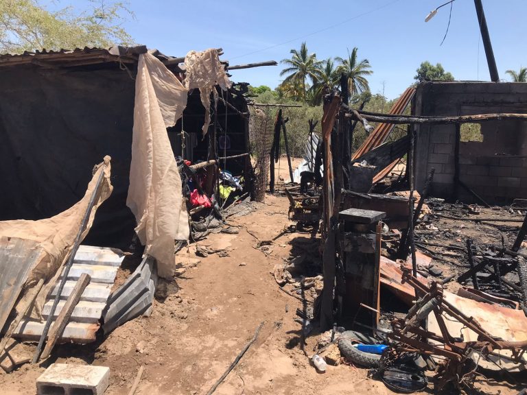 Solicitan ayuda, un incendio consume vivienda en Las Aguamitas