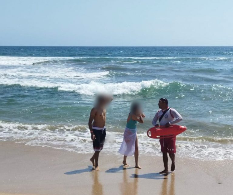 Eran arrastrados por una corriente; son rescatados