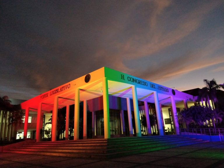 Iluminan el Congreso en lucha contra la homofobia