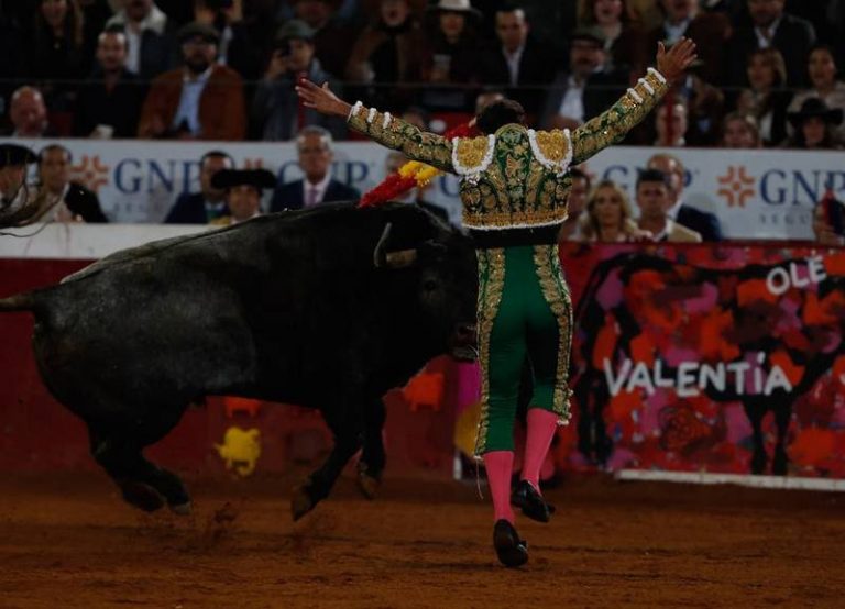 Prohíbe juez corrida de toros en Plaza México