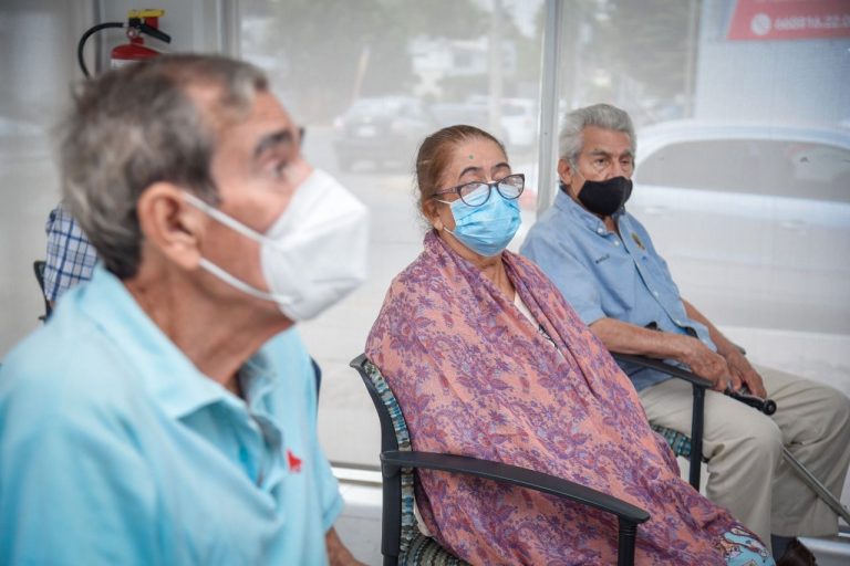 Facilita Ahome cirugía de cataratas a 205 personas en pobreza