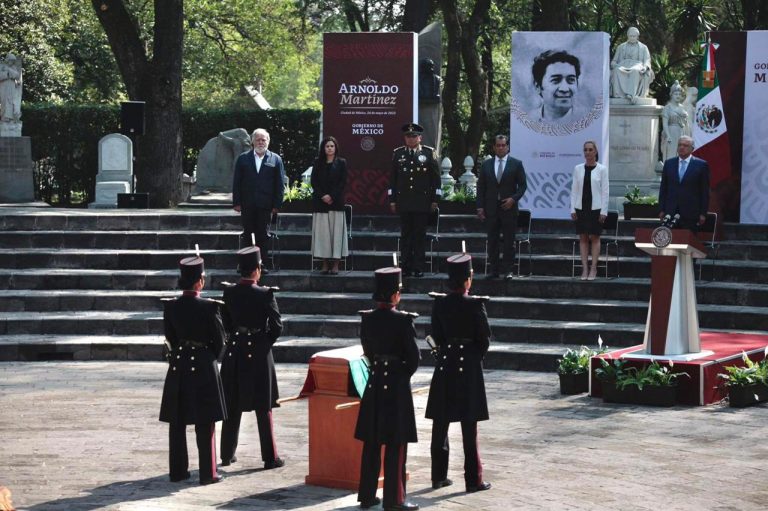 Colocan a Arnoldo Martínez en Rotonda de Personas Ilustres