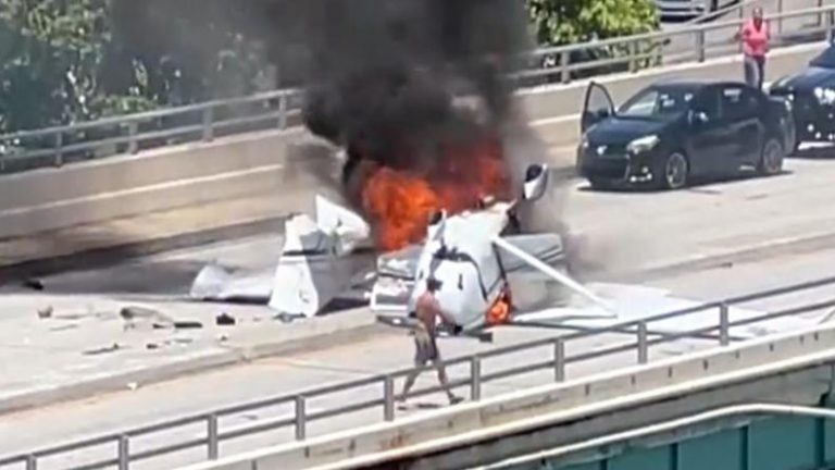 Se estrella avioneta y se incendia en puente de Miami