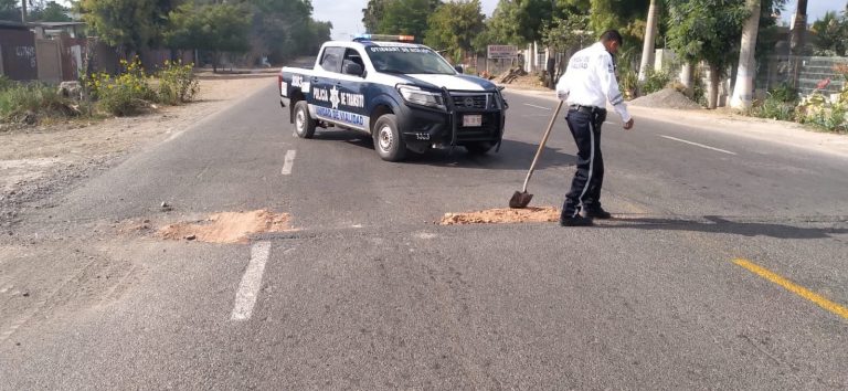 Tapan tránsitos baches en carretera a Eldorado ante peligro