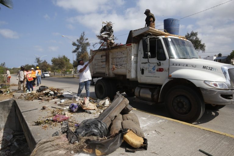 Se llevan sillones, refrigeradores y hasta muebles de baño