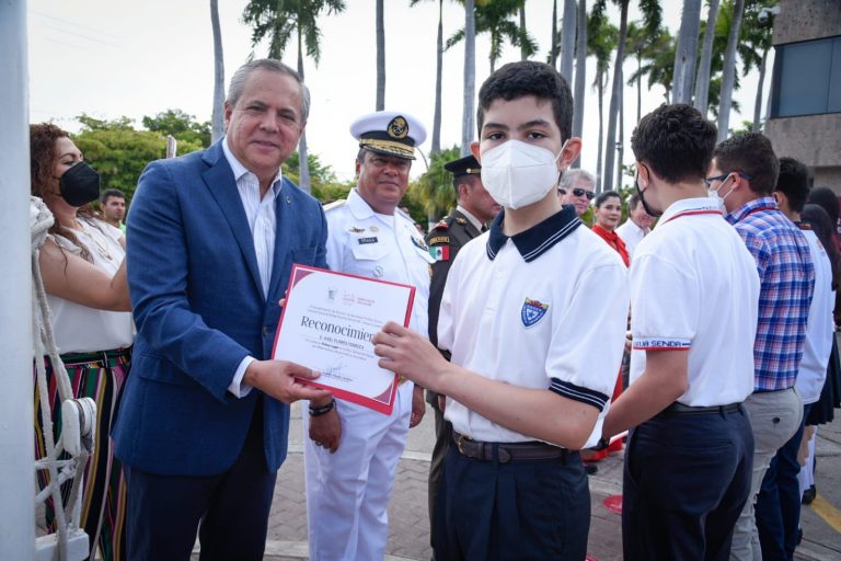 Reconoce Ahome a estudiantes en su día