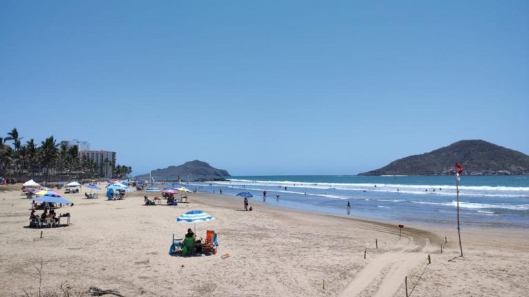 Declara Mazatlán alerta por quemadores en playas