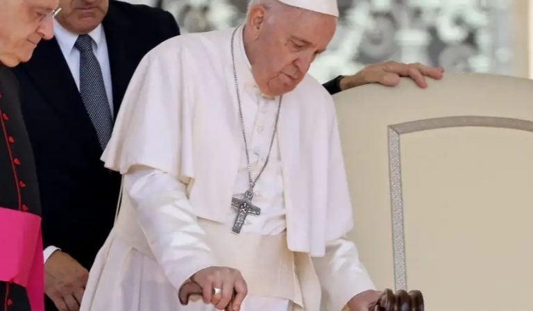 Cancela el Papa otro evento por dolor de rodilla