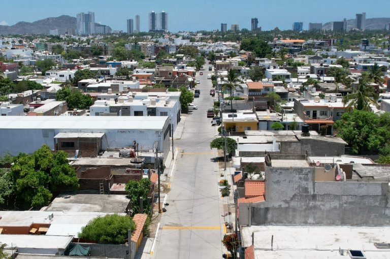 Pavimentan 3 calles, pero piden vecinos topes por exceso de velocidad de autos