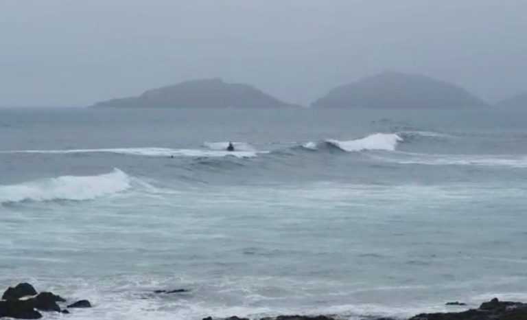 Rescatan a a surfista que quedó a deriva