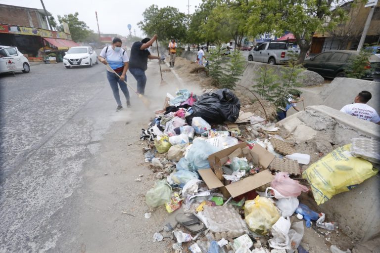 Recogen 30.7 toneladas de basura en una avenida