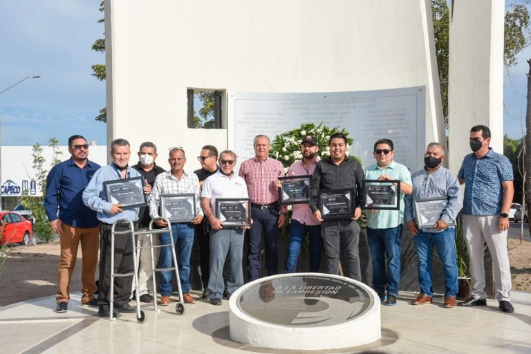 Colocan periodistas ofrenda floral en Día de la Libertad de Expresión