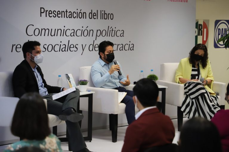 Debaten comunicación política, redes sociales y democracia