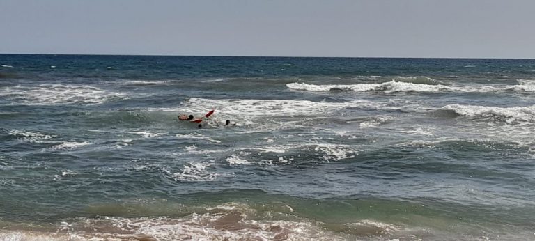 Eran arrastradas mar adentro y tenían dificultades para salir