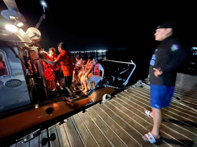 Rescata a 50 ocupantes de catamarán que quedó a la deriva en Mazatlán