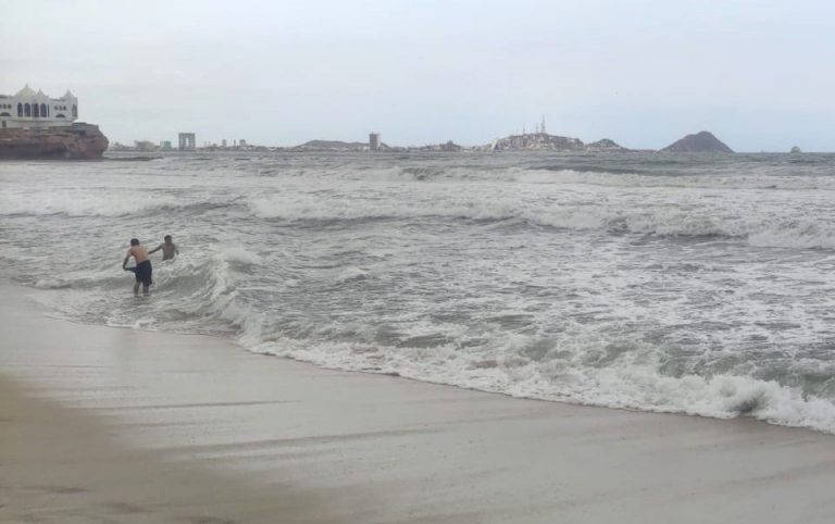 Suspenden banana, paracaídas y cruce a las 3 islas por alto oleaje