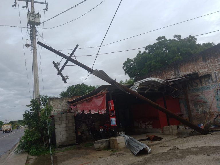 Deja Blas dos muertos y deslaves en Guerrero