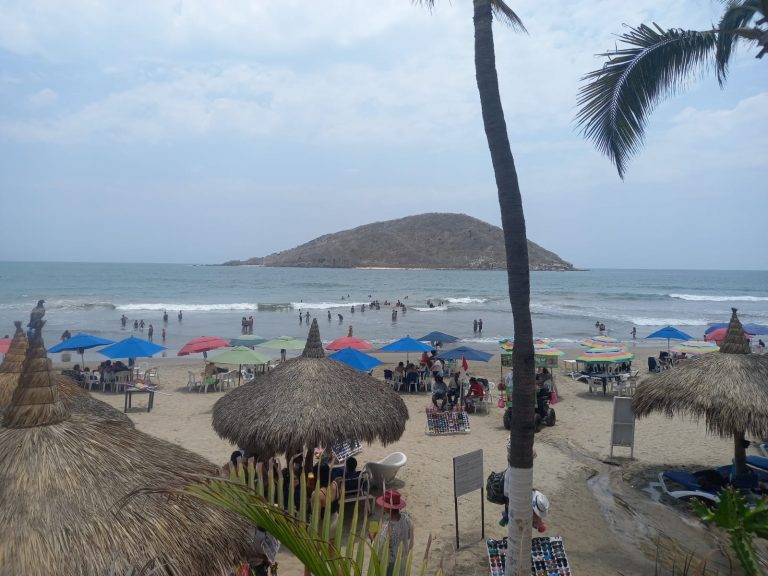 Rescatan a 3 menores que no pudieron salir del mar