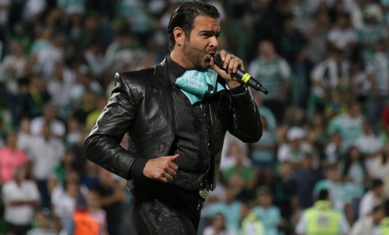 Pablo Montero volvió a fallar en el Himno en el Chivas vs Atlas