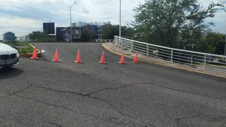 Cierran carril lateral del puente de la Álvaro Obregón