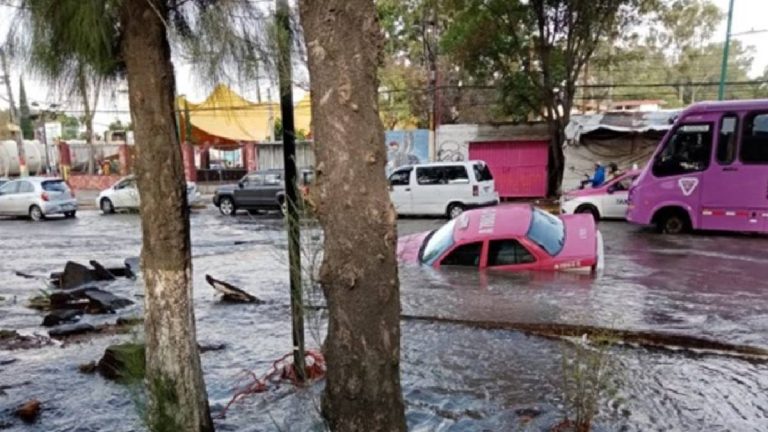 Cae taxi en socavón provocado por fuga de agua en CDMX