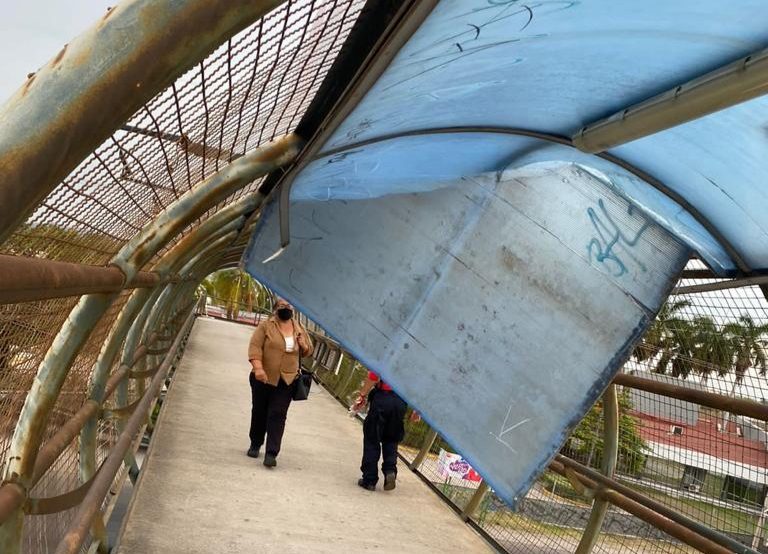 Atienden puente peatonal que presentaba daños
