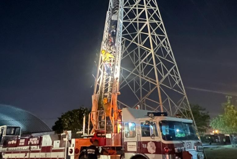 Bajan a civil que subió a una torre de CFE