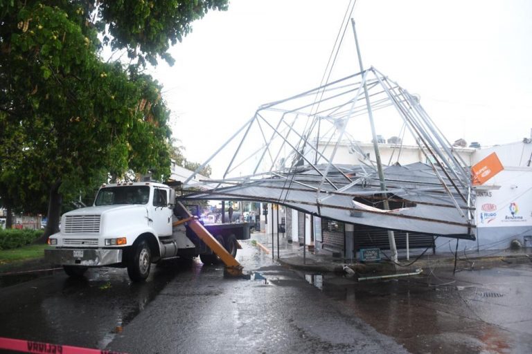 Liberan bulevar Sinaloa tras caída de espectacular