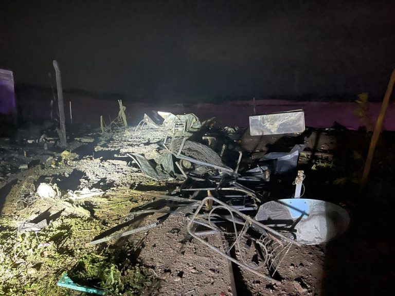 Tras incendio de 5 casas piden láminas de cartón y madera