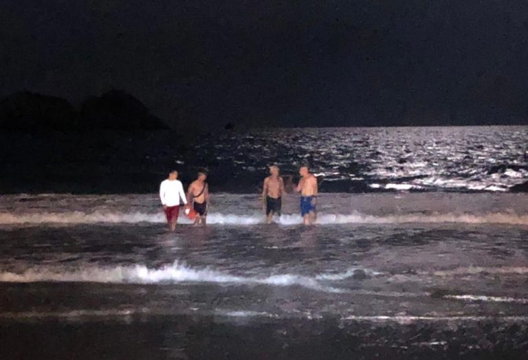 Reporta Mazatlán recurrentes auxilios por introducirse al mar, de noche