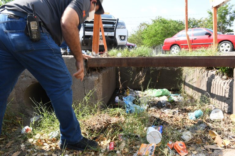 Supervisan en Culiacán arroyos y encuentran ‘tapones’ de basura