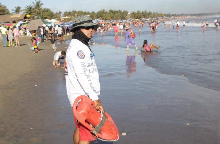 Alerta Mazatlán a turistas por mar de fondo