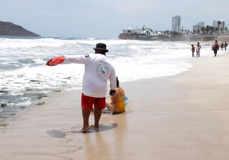 Cierran algunas playas de Mazatlán por alto oleaje