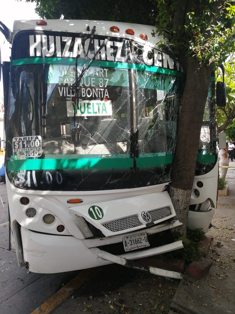 Deja varios heridos choque de urbano en Culiacán