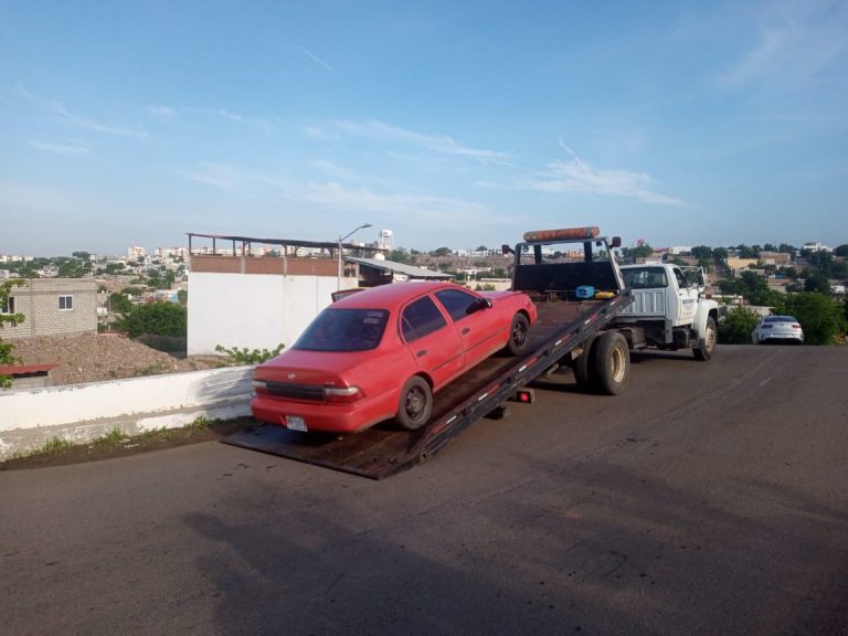 Arrestan a 2 presuntos robacarros tras persecución en Culiacán