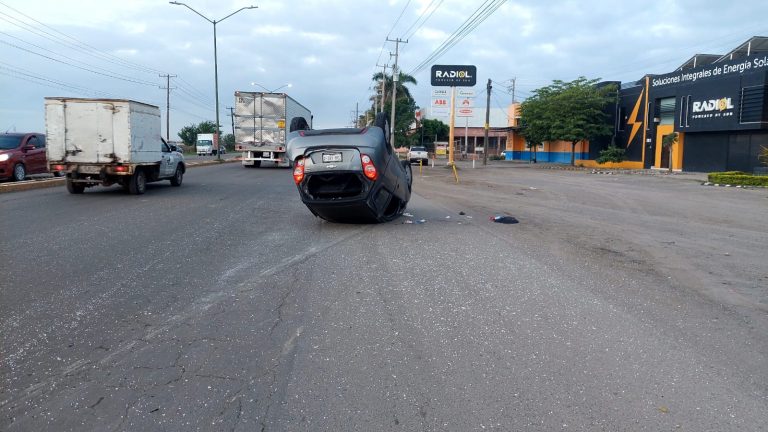 Lo impacta una revolvedora y termina volcado
