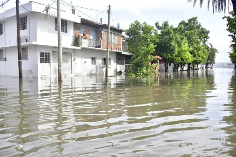 Llaman a evitar cruces peligrosos en lluvias
