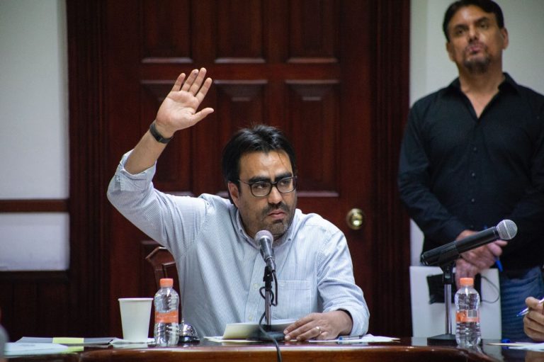 Cede alcalde a presión de policías, les da 4% de aumento salarial