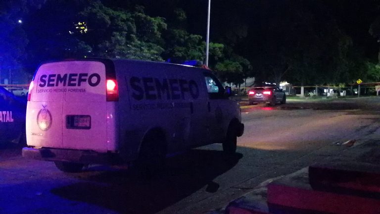 Lo acribillan en camioneta de lujo en Villa Universidad